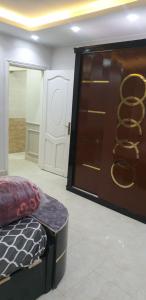 Zimmer mit einem Schrank mit goldenen Ringen in der Unterkunft شقه مفروشه علي جسر السويس جنب اسماك دولفن in Kairo