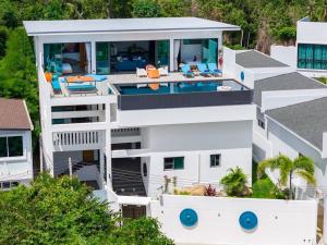 uma vista aérea de uma casa branca com uma piscina em Nelumbo Villa - Lamai Seaview - 4 bedroom em Nathon Bay