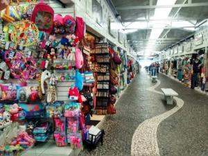 un pasillo de tienda con juguetes y otros artículos en la pared en 02 Doutor hostel 800 mts da praia, en Guarujá