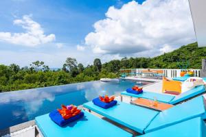 uma piscina com duas espreguiçadeiras e uma piscina em Nelumbo Villa - Lamai Seaview - 4 bedroom em Nathon Bay