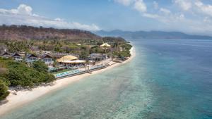 een luchtzicht op een strand met huizen en de oceaan bij Kardia Resort Gili Trawangan A Pramana Experience in Gili Trawangan