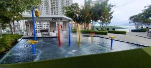 un parque acuático con tablas de surf en el agua en Stylish Urban Suite Penang - with infinite pool, en Jelutong