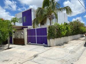 une maison avec un portail violet et un palmier dans l'établissement Oasis Casa 120, à Santa Anita