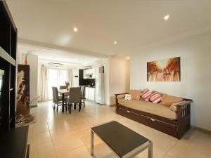 a living room with a couch and a table at Apartamentos del mar II in Ostende