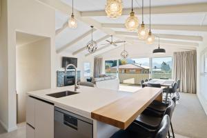 Dapur atau dapur kecil di Renovated Wanaka Classic with Lake Views