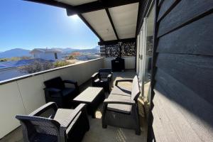 Balkon atau teras di Renovated Wanaka Classic with Lake Views