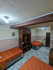 圣地亚哥阿蒂特兰Casa González的一间有两张双层床的房间