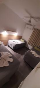 Zimmer mit 2 Betten in einem Zimmer in der Unterkunft Hotel Turis in San Rafael