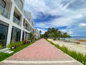 een bakstenen loopbrug naast een gebouw op het strand bij Palassa Private Residences in Boracay