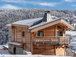 ein Blockhaus mit einer Terrasse im Schnee in der Unterkunft Chalet Les Gets, 5 pièces, 8 personnes - FR-1-671-245 in Les Gets