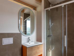 une salle de bain avec un lavabo et une douche dans l'établissement Chalet familial avec jacuzzi, garage et cheminée aux Gets - FR-1-671-245, aux Gets
