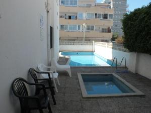 einem Pool an der Seite eines Gebäudes in der Unterkunft Apartamento Roses, 2 dormitorios, 5 personas - ES-204-58 in Roses