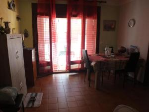 ein Esszimmer mit einem Tisch und einem großen Fenster in der Unterkunft Apartamento Roses, 2 dormitorios, 5 personas - ES-204-58 in Roses