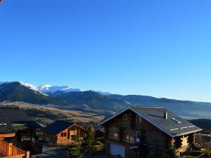 une maison avec des montagnes en arrière-plan dans l'établissement Chalet Font-Romeu-Odeillo-Via, 4 pièces, 6 personnes - FR-1-580-101, à Font-Romeu-Odeillo-Via