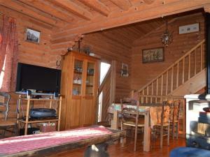 une salle à manger avec une télévision dans une cabane en rondins dans l'établissement Chalet Font-Romeu-Odeillo-Via, 4 pièces, 6 personnes - FR-1-580-101, à Font-Romeu-Odeillo-Via