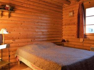 - une chambre avec un lit dans une cabane en rondins dans l'établissement Chalet Font-Romeu-Odeillo-Via, 4 pièces, 6 personnes - FR-1-580-101, à Font-Romeu-Odeillo-Via