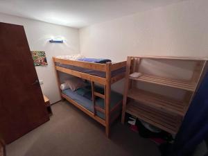 a room with two bunk beds in a room at Chalet Les Angles, 3 pièces, 6 personnes - FR-1-593-98 in Les Angles