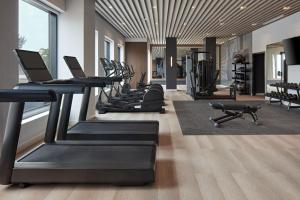 un gimnasio con varias cintas de correr y bicicletas estáticas en Delta Hotels by Marriott Toronto Markham, en Markham