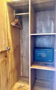 Un armario con un armario con microondas. en Charlie Guest House en Nusa Dua