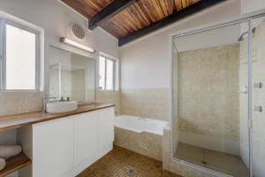 Koupelna v ubytování Milton 5 99 Pacific Drive + 9 fotografií