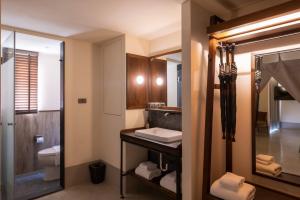een badkamer met een wastafel en een toilet bij Payaa Hotel in Pattaya