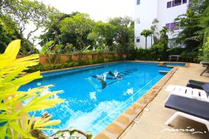 una piscina con tre delfini che nuotano in acqua di Naris Art Hotel a Pattaya Sud