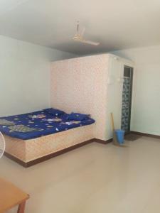 1 dormitorio pequeño con 1 cama en una habitación en Holiday Tourisms Group of Homestay Food Scuba Diving Boating Watersports-Tarkarli-Devbag Beach en Bhogwe