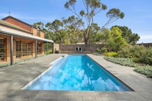 uma piscina no quintal de uma casa em A home amongst the gum trees em Torquay