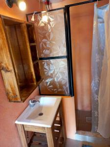 a bathroom with a sink and a shower at Angiru in Mercedes