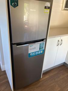 - un réfrigérateur avec un panneau dans la cuisine dans l'établissement The Wooly Guesthouse, à Wagin