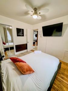een slaapkamer met een bed met 2 kussens erop bij Barel Home Residence in Longueuil