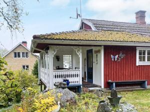 エークシェーにあるHoliday home EKSJÖ IIの小さな赤白の家