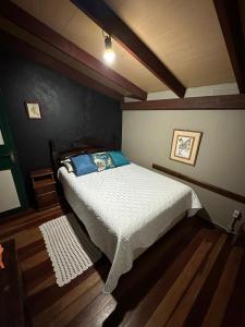 een slaapkamer met een groot bed in een kamer bij Passo dos Bugios in Canela