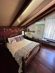 een slaapkamer met een groot bed in een kamer bij Passo dos Bugios in Canela