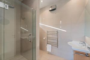 a bathroom with a shower and a sink at Queenstown Lifestyle and Lakeview in Arrowtown