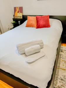 een bed met handdoeken en kussens erop bij Barel Home Residence in Longueuil