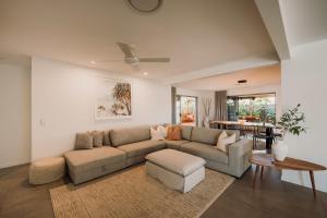 uma sala de estar com um sofá e uma mesa em Quail Cove em Gold Coast