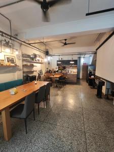 een restaurant met tafels en stoelen in een kamer bij Formosa Backpackers Hostel & Apartment（青年民宿） in Hualien
