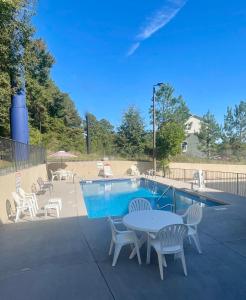 una piscina con mesa y sillas junto a ella en Comfort Inn & Suites Augusta Fort Eisenhower Area, en Augusta