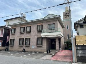 瀬戸市にある新瀬戸ステーションホテルの通路角の建物