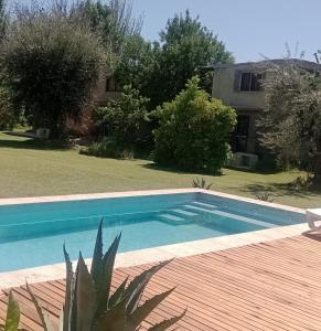 una piscina en un patio junto a una casa en Finca Mula en Maipú