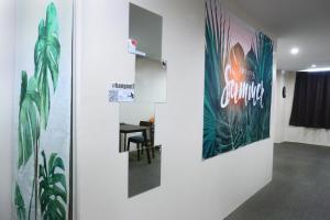 einen Flur mit einem Tisch und einem Plakat an der Wand in der Unterkunft Private GameRoom and Cinema at The CEO Penang in Bayan Lepas