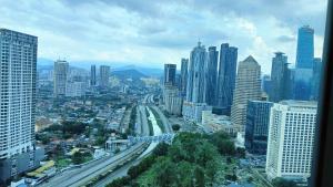 vista su una città con autostrada e edifici di ARH Home KLCC a Kuala Lumpur