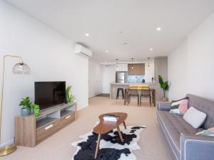 un salon avec un canapé et une table dans l'établissement Serain Residences on Qube, à Gold Coast