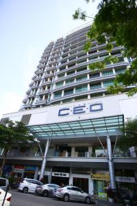 ein großes Gebäude mit davor geparkt in der Unterkunft Private GameRoom and Cinema at The CEO Penang in Bayan Lepas