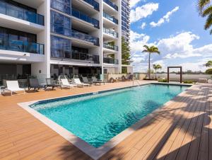 une piscine en face d'un bâtiment dans l'établissement Serain Residences on Qube, à Gold Coast