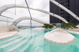 - une piscine avec de la neige au rez-de-chaussée d'un bâtiment dans l'établissement Arena Gaming Suite In Arte Mont Kiara, à Kuala Lumpur