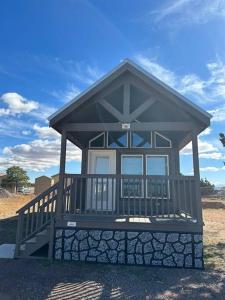 mały dom z gankiem i niebem w obiekcie 066 South Rim Grand Canyon Tiny Home Sleeps 8 w mieście Valle