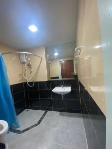 a bathroom with a sink and a shower at ศิวพฤกษ์ เพลส in Nonthaburi +4 photos