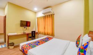 1 dormitorio con 1 cama y escritorio en una habitación en FabHotel Kamala Inn en Kotrung